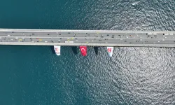 İstanbul Boğazı'ndaki köprülere 15 Temmuz dolayısıyla Türk bayrağı asıldı