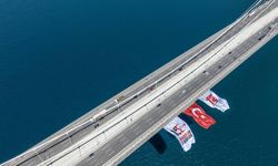 Boğaz'daki köprülere 15 Temmuz dolayısıyla Türk bayrağı asıldı