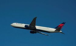 Delta uçağına havai fişek isabet etti