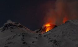 İtalya'da Etna alarmı: Yeniden kül püskürttü