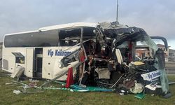 Bolu'da yolcu otobüsü bariyere ve tabelaya çarptı: 5'i ağır 15 yaralı