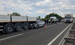 Araç tırın altına girdi: 1 ölü 8 yaralı