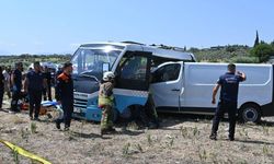 Manisa'da midibüsle panelvan çarpıştı: 1 ölü, 10 yaralı