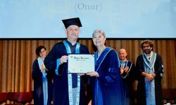 59 yaşındaki profesör, 4 yıllık üniversiteyi 3 yılda bitirdi