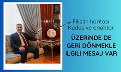 Hakan Fidan'ın yanındaki Filistin plaketinde ne yazıyor?