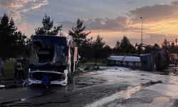 Kayseri'de feci kaza: Otobüs tankerle çarpıştı, 35 yaralı