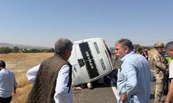 Diyarbakır'da devrilen minibüsteki 2 kişi öldü, 12 kişi yaralandı