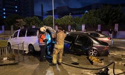 Park halindeki araçlara çarpan otomobil alev aldı