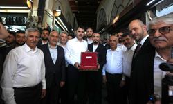 Kapalıçarşı esnafı çarşının sembolik anahtarını Murat Kurum'a hediye etti