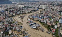 Nepal'i sel vurdu: 7 kişi hayatını kaybetti