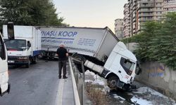 Halı yüklü tır dereye devrildi