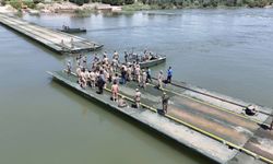 TSK ile Suriye ordusu işbirliğiyle Fırat Nehri üzerine yüzer köprü kuruldu