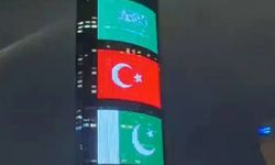 Suudi Arabistan'daki simge yapılar Türkiye, Suudi Arabistan ve Pakistan bayraklarıyla ışıklandırıldı