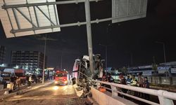 Adana'da yolcu otobüsü tabela direğine çarptı: 11 yaralı
