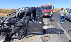 Şanlıurfa'da kamyonla hafif ticari araç çarpıştı: 4 ölü