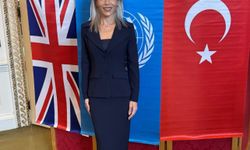 Londra'daki Küresel Dünya Barış Zirvesi'ni Türk dil bilim kadını Derya Şahin sundu