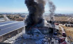 Uşak'ta fabrika yangını: Gökyüzü siyaha büründü