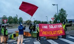 Fransa yine karıştı: Liseliler ve çiftçiler de sokakta
