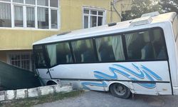 Arnavutköy'de freni boşalan midibüs bahçeye daldı