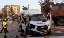Arnavutköy'de işçi servisi hafriyat kamyonuna çarptı: 9 yaralı