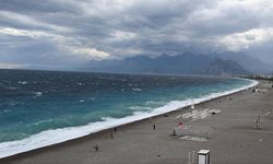 Antalya'da fırtına ve sağanak etkili oluyor