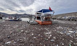 Sağanağın taşıdığı atıklar Zonguldak Limanı'nı kapladı