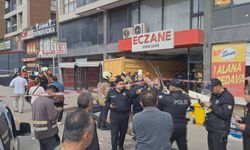 Pendik'te hafriyat kamyonu eczaneye daldı: 7 yaralı