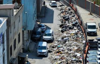 İzmir sokaklarında çöp dağları oluştu
