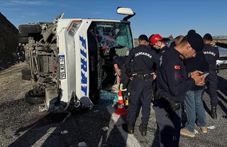 Elazığ'da midibüs devrildi: 22 yaralı