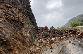 Gümüşhane'de heyelan sonucu yollar kapandı