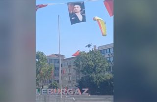 Gösteri uçuşu yapan paramotor kamyonetin üzerine düştü