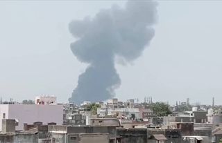Hindistan'da uçağı kaçıran yolcu kazadan kurtuldu