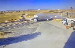 Alev alan saman yüklü kamyonun akaryakıt istasyonuna daldı