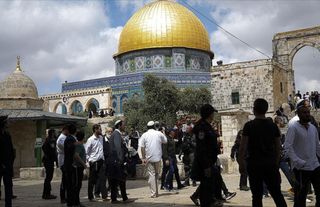İşgalci İsrailliler Mescid-i Aksa'ya baskın düzenledi