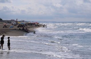 Yüzerek yurt dışına geçmeye çalışan düzensiz göçmen kurtarıldı
