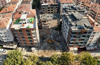 Küçükçekmece'de apartman yıkım sırasında çöktü