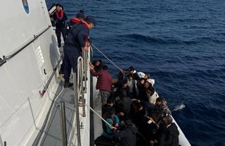 İzmir açıklarında 64 düzensiz göçmen kurtarıldı