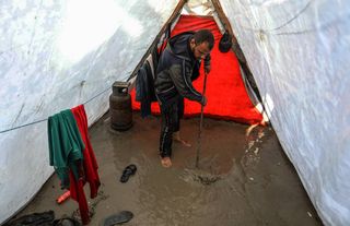 Gazze'de şiddetli yağış! Çadırlar yine sular altında kaldı