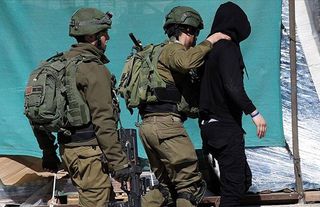 İşgalci İsrail, Batı Şeria'da 14 Filistinliyi gözaltına aldı