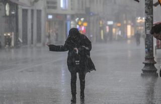 İzmir'de yağmur ve fırtına hayatı olumsuz etkiled