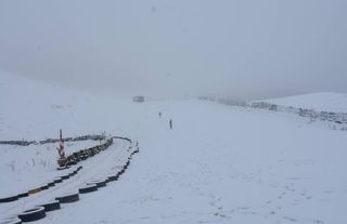 Van-Bahçesaray kara yolunda ulaşıma kar engeli