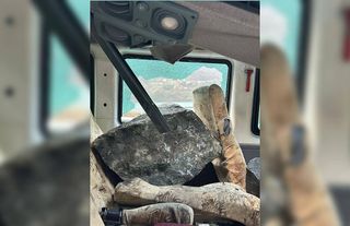 Kaya parçaları düştü, minibüsün tavanı parçalandı