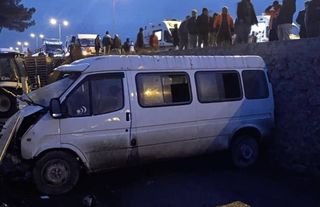 Sinop'ta servis minibüsüyle otomobil çarpıştı: 1 ölü