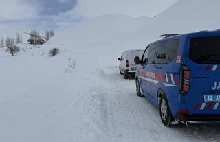 Çığ kara yolunu kapattı, araç içindekiler son anda kurtuldu
