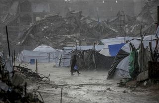 Gazzeliler şiddetli yağış ile mücadele ediyor