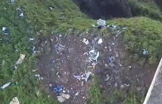 Endonezya'da dağlık alanda kaybolan uçağın enkazına ulaşıldı