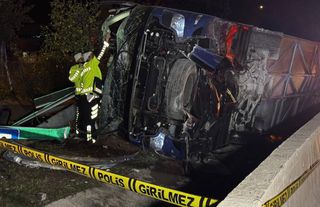 Adana'da devrilen otobüsteki 8 kişi yaralandı