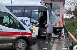 İstanbul'da midibüs tıra çarptı! 13 yaralı