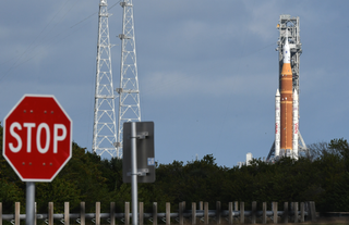 NASA ilk mürettebatlı Ay uçuşu roketini fırlatmaya hazırlanıyor