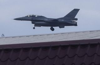 Tayvan'da F-16 savaş uçağı düştü